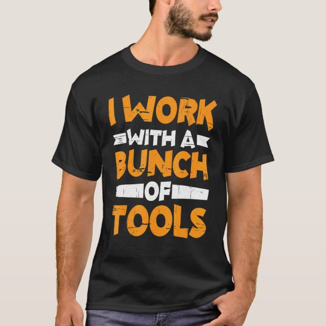 I Work With A Bunch Of Tools        T Shirt (Framsida)