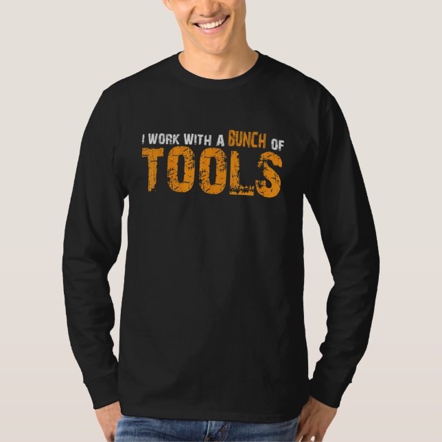 I Work With A Bunch Of Tools   T Shirt (Framsida)