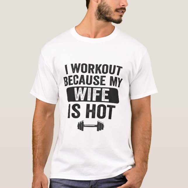 I Workout eftersom min fru är Hett Funny Fitness T Shirt (Framsida)