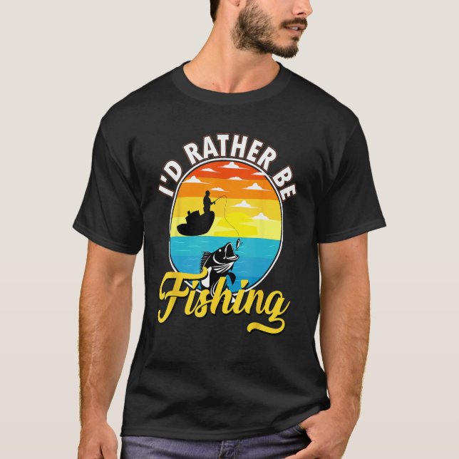 I Would Rather Be Fishing Man In A Boat In Sunset T Shirt (Framsida)