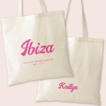 Ibiza Bachelorette Party Personlig Tote Tygkasse<br><div class="desc">Få party att börja med den här Ibiza-personligen för retro-rosa till väskan. Det här trendiget har en utformning som ger din Bachelorette- eller Hen Do-stad med ett snyggt-återbildsteckensnitt,  med gott om utrymme för anpassning med bridens namn och datum. Perfekt lägger till lite roligt och fläkt i din händelse.</div>
