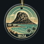 Ibiza Spain Sten, Es Vedra Travel Art Badge Julgransprydnad Keramik<br><div class="desc">Ibizas retro-vektorresedesign. Ibiza är en av Balearerna,  en skärgård i Spanien i Medelhavet.</div>