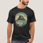 Ibiza Spain Sten, Es Vedra Travel Art Badge T Shirt<br><div class="desc">Ibizas retro-vektorresedesign. Ibiza är en av Balearerna, en skärgård i Spanien i Medelhavet.</div>