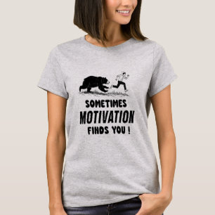 Ibland hittar motivation dig Inspirerande Citat T Shirt