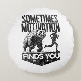 Ibland hittar Motivation dig på ett lustigt sätt a Rund Kudde