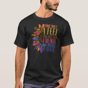 Ibland känner jag att min syster är äldre, liten t shirt