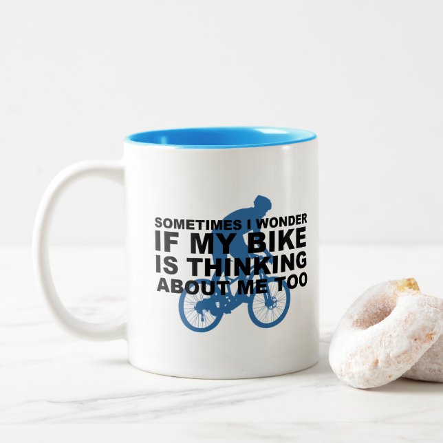 Ibland undrar jag, om min cykel är tänkande om mig Två-Tonad mugg (Med munk)