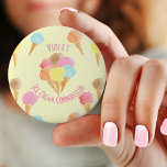 Ice Cream Connoisseur Pastel Personlig Knapp<br><div class="desc">Den här roligten har personlig-brickan plats för ditt namn och en textrad i kort. Vår exempeltext lyder "[namn] - Ice Cream Connoisseur", som du kan anpassa efter hur du vill. En färglös mönster av glass i olika smaker, på blekens gult. (Du kan fritt välja att slått anpassningsknappen om du vill...</div>
