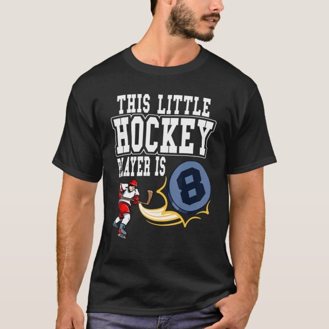 Ice Hockey, den här lilla hockey-spelaren är 8 Hoc T Shirt (Framsida)