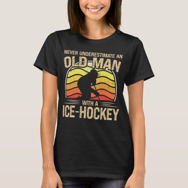 Ice Hockey Player Manar Women underskattar aldrig  T Shirt (Framsida)
