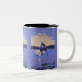 Ice Hockey Player vid Sunrise Två-Tonad Mugg