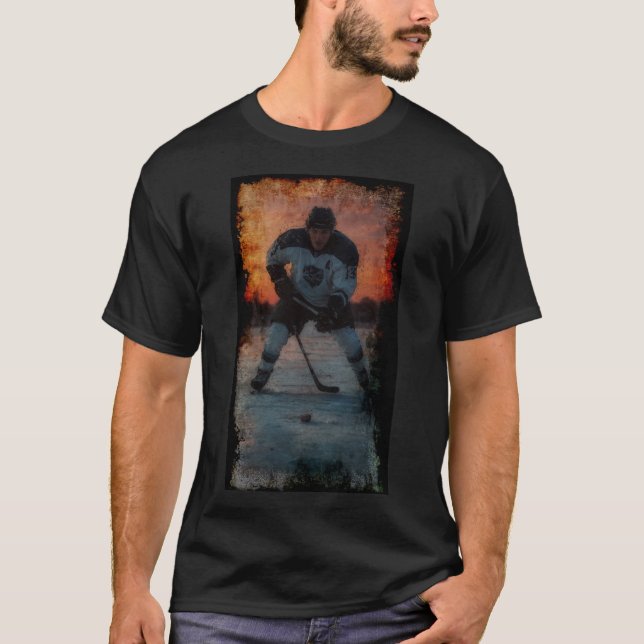 Ice Hockey Player vid Sunset T Shirt (Framsida)