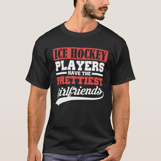 Ice Hockey players have the prettiest girlfriends T Shirt (Framsida)