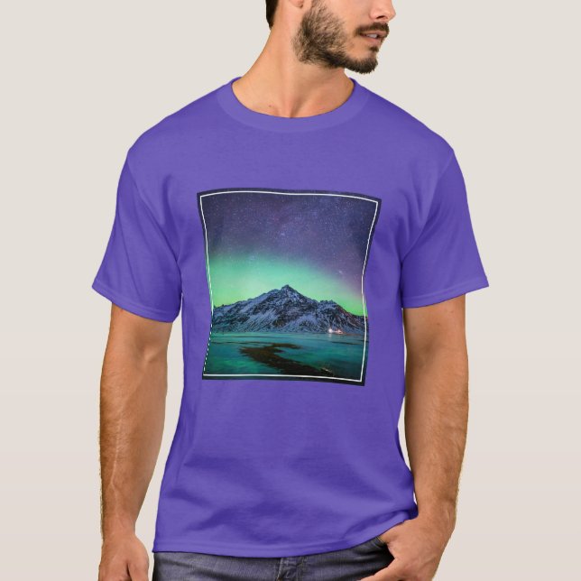 Ice & Snö | Aurora Borealis Island Milky Way T Shirt (Framsida)