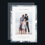 Iced Agate Gräns | Hanukkah Photo Julkort<br><div class="desc">Skicka Hanukkah hälsning till vänner och familj med våra elegant fotokort. Designat för att rymma ett lodrät- eller porträtt-orienterat foto,  har kortet en vattenfärgsgeodsagat-skiva gräns i moody ljusblues. Anpassa till anpassningsbarna Hanukkah hälsning och till namn.</div>