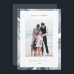 Iced Agate Gräns | Hanukkah Photo Julkort<br><div class="desc">Skicka Hanukkah hälsning till vänner och familj med våra elegant fotokort. Designat för att rymma ett lodrät- eller porträtt-orienterat foto,  har kortet en vattenfärgsgeodsagat-skiva gräns i moody ljusblues. Anpassa till anpassningsbarna Hanukkah hälsning och till namn.</div>