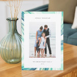 Iced Agate Gräns | Hanukkah Photo Julkort<br><div class="desc">Skicka Hanukkah hälsning till vänner och familj med våra elegant fotokort. Designat för att rymma ett lodrät- eller porträtt-orienterat foto,  har kortet en vattenfärgsgeodsagat-skiva gräns i blekens grönt och teal. Anpassa till anpassningsbarna Hanukkah hälsning och till namn.</div>