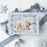Iced Grenar | Elegant Photo Julkort<br><div class="desc">Det här enkla och elegant naturinspirerade helgdag har ett vågrät- eller landskapsinriktat foto som läggs till i hörnen med stift av skarp isig blå vattenfärgsblad. "Merry" visas överst lämnat i handskript för chic,  med namn och året vid högerna grund. En botanisk elegant för julen 2021 hälsning.</div>
