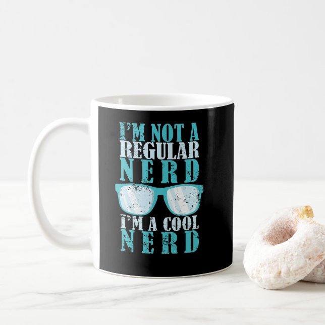 ich bin kein normaler Nerd, sondern cool Kaffemugg (Med munk)