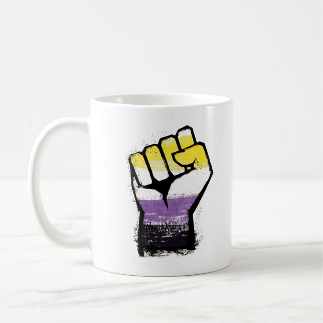 Icke-binär stolthet protest knytnäve kaffemugg (Vänster)