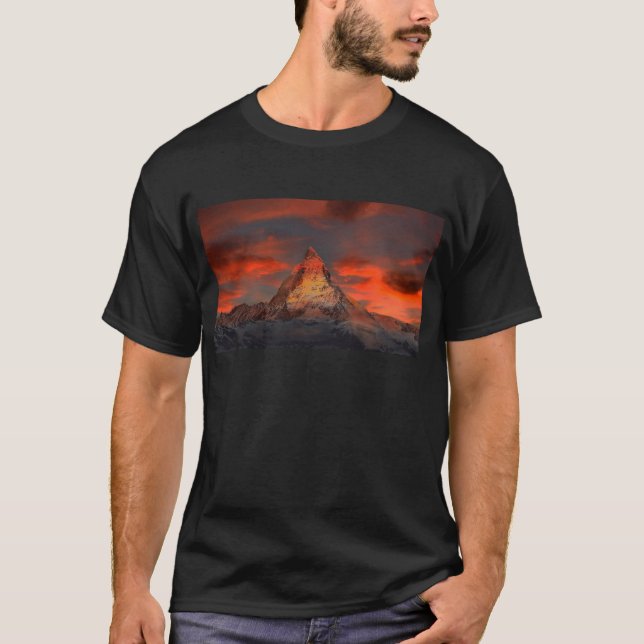Iconic alpint berg Matterhorn på solnedgången Tee Shirt (Framsida)