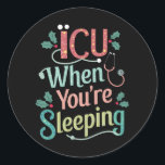 ICU när du lämnar ICU-sjukan jul Runt Klistermärke<br><div class="desc">ICU när du lämnar ICU-sjukan jul</div>