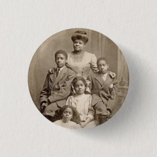 Ida B. Välla fram med henne barnmedborgerlig Knapp