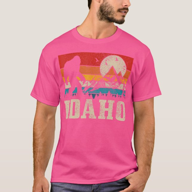 Idaho Bigfoot Mountains Hiking Camping Hunter T Shirt (Framsida)