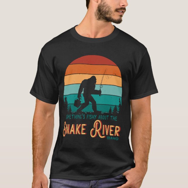 Idaho Snake River Sasquatch Fishing Äventyr Behåll T Shirt (Framsida)