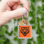 Idaho State Universiteten Bengals Spirit Design Fyrkantig Silverfärgad Nyckelring<br><div class="desc">Visa ditt Idaho State Universiteten-pride med den här djärva Bengals-teman-designen! Med den kraftfulla och kraftfulla logotypen i Bengal-tigern är denna utformning perfekt för studenter, aluminium och fläkt som vill representera ISU med skolanda. Oavsett om det gäller speldag, campus-evenemang eller vardaglig bära är den här Idaho State Universiteten-designen ett måste för...</div>
