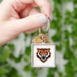 Idaho State Universiteten Bengals Spirit Design Fyrkantig Silverfärgad Nyckelring<br><div class="desc">Visa ditt Idaho State Universiteten-pride med den här djärva Bengals-teman-designen! Med den kraftfulla och kraftfulla logotypen i Bengal-tigern är denna utformning perfekt för studenter, aluminium och fläkt som vill representera ISU med skolanda. Oavsett om det gäller speldag, campus-evenemang eller vardaglig bära är den här Idaho State Universiteten-designen ett måste för...</div>