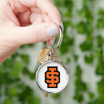 Idaho State Universiteten Bold Bengals Logotyp Rund Silverfärgad Nyckelring<br><div class="desc">Visa ditt Idaho State Universiteten-pride med den här påfallande logotypen Bengals! Med den kraftfulla sammanlåsande "I" och "S" i skolans ikoniska orange och svarta färg, representerar denna design styrkan och beslutsamheten hos ISU studenter, aluminium och fläkt. Ett perfekt sätt att fira skolandan, oavsett om du deltar i ett spel, stöder...</div>
