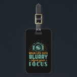 Idéfotografi när livet blir suddigt bagagebricka<br><div class="desc">När livet blir suddigt justerar du fokus. Motiverande offertdesign för fotografer. Coola som säger och slogantypografivaror för dem som tar bilder från kärlek, medlem i klubben fotografi. Vintage och tryckt utformning för fotografer för amatörer eller professioneller som bär kameror och linser överallt. Underbar julklapp och födelsedagspresent för bror, syster, mor,...</div>