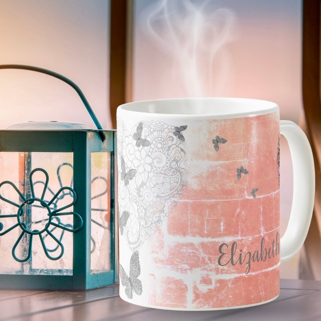 Idéhjärtan på en rustik persika kaffemugg (Start your day with a touch of enchantment and the soothing hues of peach color.)