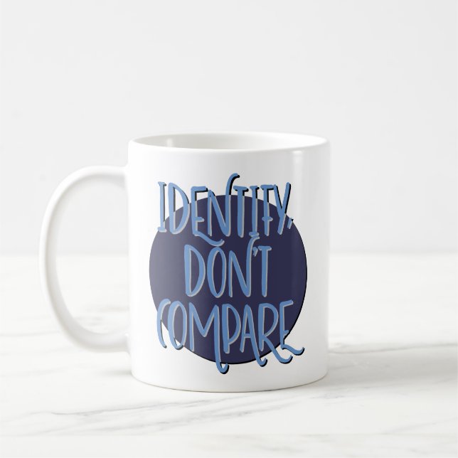Identifiera, jämför inte återhämtnings slogan kaffemugg (Vänster)