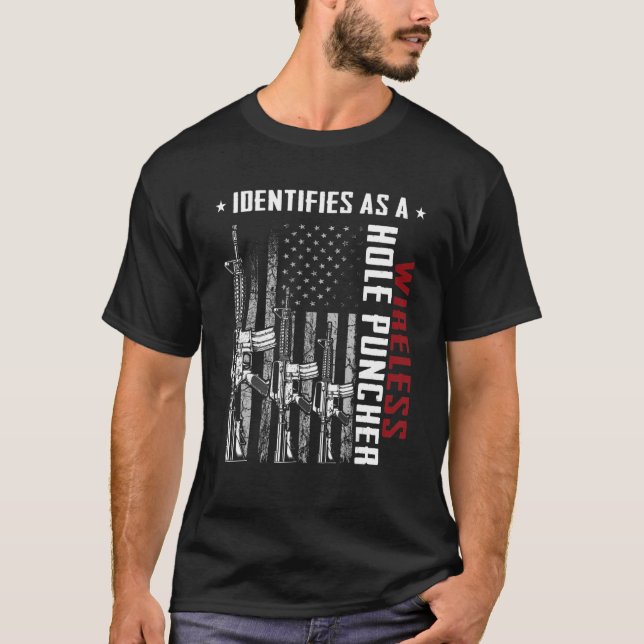 Identifierar som Trådlösa Hål Puncher AR-15 US FLA T Shirt (Framsida)