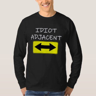 Idiot vid intilliggande jag är med Stupid Sarcasm T Shirt
