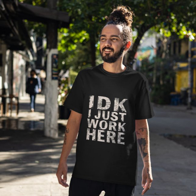 IDK: Jag jobbar bara här... -..................... T Shirt (Skapare uppladdad)