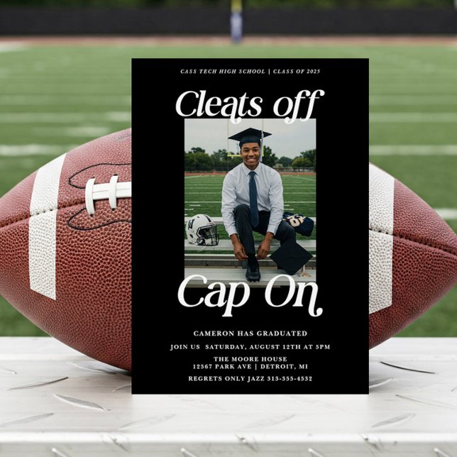 Idrottsman Studenten rensar av sockeln på Inbjudningar (Athlete Graduation Invitation. Cleats off Cap on.)