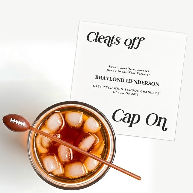 Idrottsman Studenten rensar av sockeln på Pappersservett (Cleats Off Cap On Athlete Graduation Party Paper Napkins)