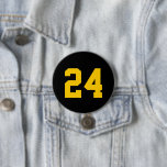 Idrottsmannen Jersey Number, svart och Gult Knapp<br><div class="desc">Skål på ditt favoritlag, fotbollsspelare eller visa upp ditt pride med en anpassningsbar personlig-spritknapp! Anpassa med en spelares jersey-nummer eller annan anpassningsbar. Perfekt för fotboll, basket, baseboll och fotbollsspel! Skapa anpassningsbar stift för hela teamet, cheerleadership, föräldrar och syskon till bära på speldagen. Klicka på Anpassa om du vill ändra typsnitt...</div>