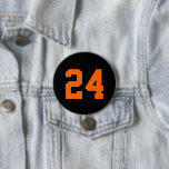 Idrottsmannen Jersey Number, svart och Orange Knapp<br><div class="desc">Skål på ditt favoritlag, fotbollsspelare eller visa upp ditt pride med en anpassningsbar personlig-spritknapp! Anpassa med en spelares jersey-nummer eller annan anpassningsbar. Perfekt för fotboll, basket, baseboll och fotbollsspel! Skapa anpassningsbar stift för hela teamet, cheerleadership, föräldrar och syskon till bära på speldagen. Klicka på Anpassa om du vill ändra typsnitt...</div>