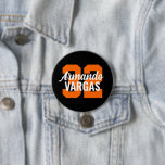 Idrottsmannen Jersey Number, svart och Orange Knapp<br><div class="desc">Skål på ditt favoritlag, fotbollsspelare eller visa upp ditt pride med en anpassningsbar personlig-spritknapp! Anpassa med en spelares jersey-nummer eller annan anpassningsbar. Perfekt för fotboll, basket, baseboll och fotbollsspel! Skapa anpassningsbar stift för hela teamet, cheerleadership, föräldrar och syskon till bära på speldagen. Klicka på Anpassa om du vill ändra typsnitt...</div>