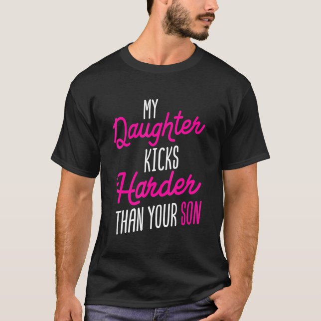 Idrottsskor min dotter Kicks Harder T Shirt (Framsida)
