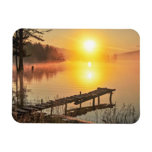 Idyllic Sunrise | Misty Mountain Sjö, Bulgarien Magnet (Horisontell)