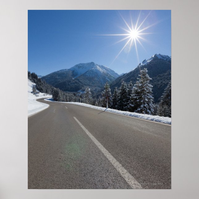 Idyllisk tom väg genom vinterlandskapet. poster (Framsidan)