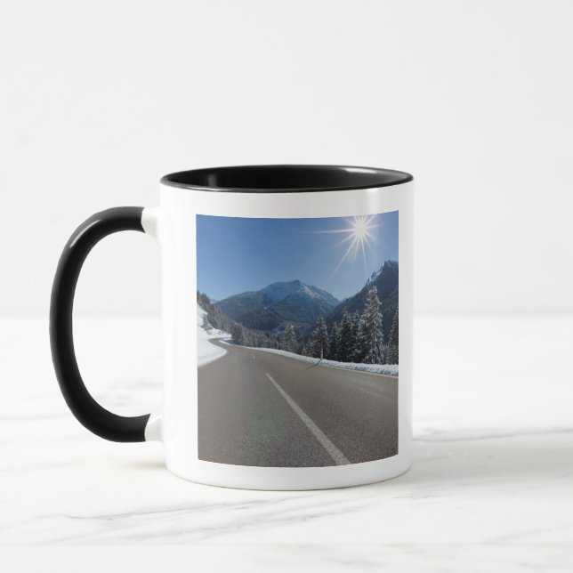 Idyllisk tom vägthrugh som en vinter landskap, mugg (Vänster)