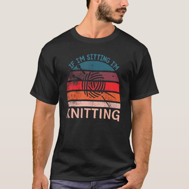 If I'm Sitting I'm Knitting Funny Knitters T Shirt (Framsida)