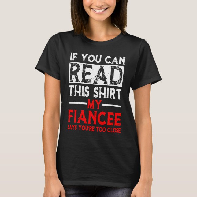 If You Can Read This My Fiancee Says Too Close  Co T Shirt (Framsida)