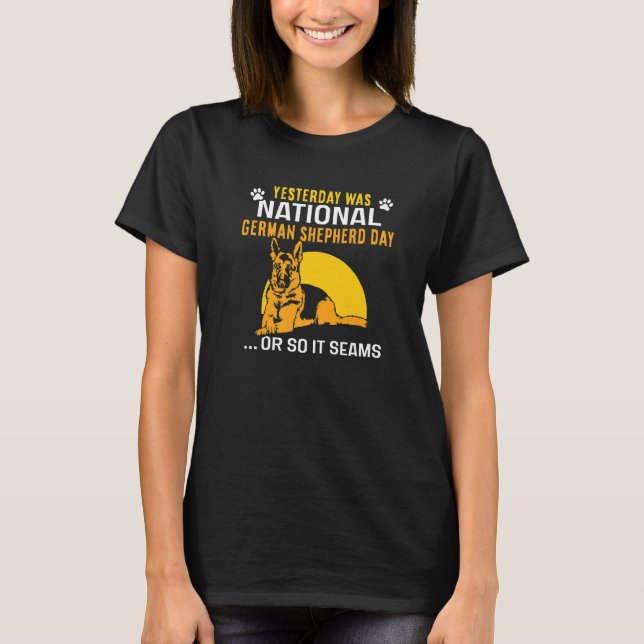 Igår var nationella tyska herdehundens dag t shirt (Framsida)